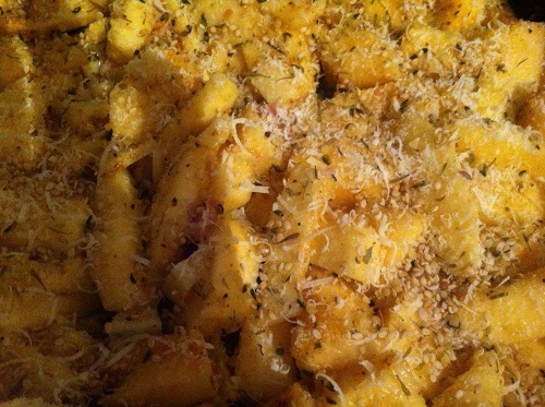 preparazione piatto canapa zucca, formaggio, semi e condimenti
